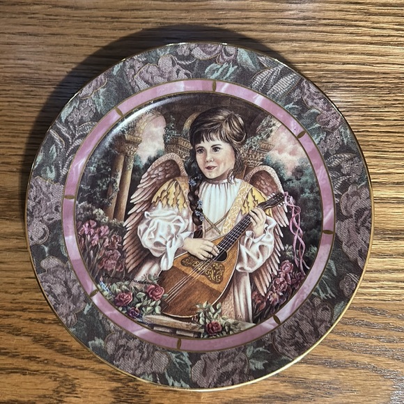 Bradford Exchange “Gardens of Innocence” Angel plate “Joy” Great condition. - Picture 2 of 4